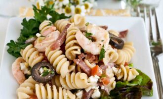 Салат с макаронами и креветками