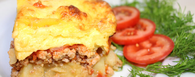 Мусака, Картофельная запеканка с фаршем под соусом