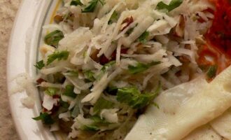 Салат с редькой и орехами