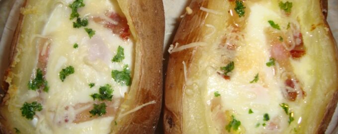 Запеченный картофель с яйцом