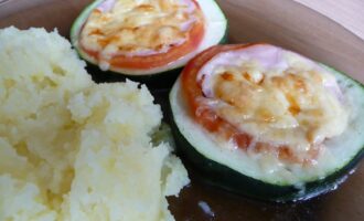 Кабачки с ветчиной, сыром и помидорами