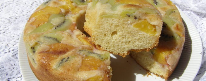 Пирог-перевертыш с персиками и киви
