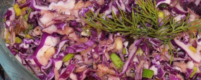 Салат с красной капустой и изюмом