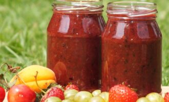 Варенье из крыжовника с клубникой