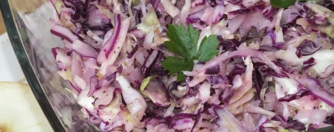 Салат из краснокочанной и белокочанной капусты