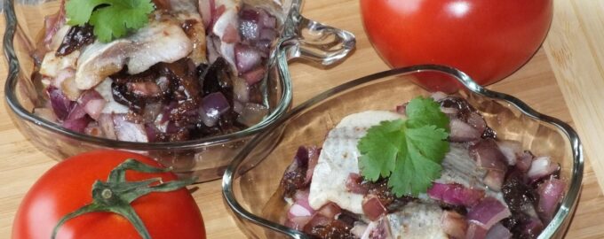 Сельдь с черносливом