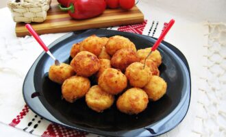 Картофельные шарики с ветчиной и сыром