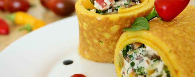 Рулет из омлета с овощами