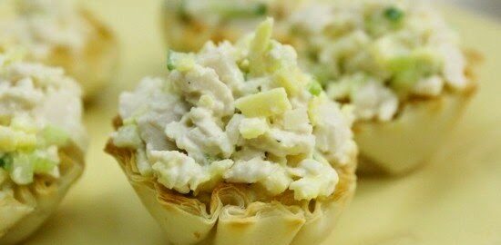 Салат с курицей в тарталетках