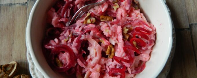 Салат с кольраби, свеклой и орехами