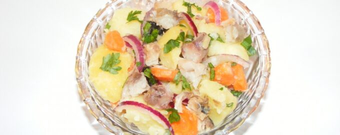 Салат с копченой скумбрией и картофелем