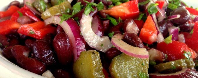 Салат с фасолью и солеными огурцами