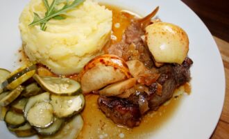 Запеченная свинина с яблоками