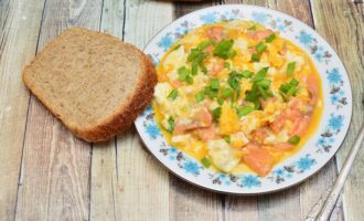 Омлет с копченым лососем и зеленым луком
