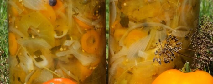 Салат из зеленых помидоров, моркови и лука
