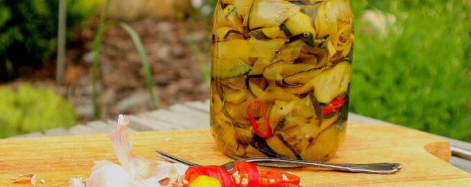 Цукини, маринованные в оливковом масле
