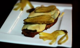 Свиные отбивные с солеными огурцами и сыром