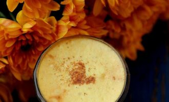 Кофе с золотым молоком и корицей