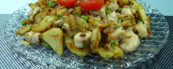 Жареное куриное филе с овощами