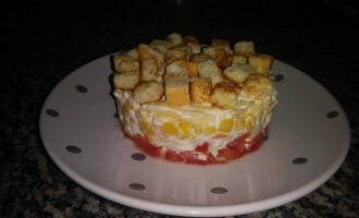 Салат "Коррида" с крабовыми палочками, помидорами и сухариками