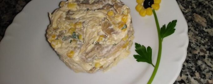Салат на раз-два-три с курицей, грибами и кукурузой