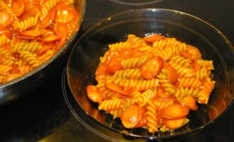 Сосиски в томатном соусе с макаронами