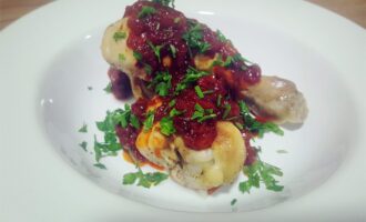 Куриные ножки с карамельным луком
