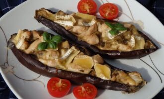 Баклажаны, фаршированные курицей и сыром