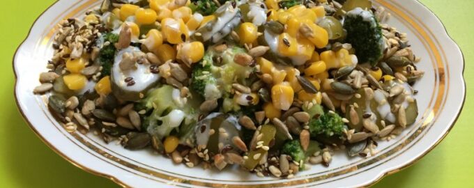 Салат из брокколи с маринованными огурцами