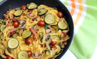 Спагетти с беконом, грибами и цукини
