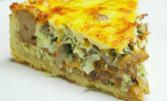 Киш с грибами, сыром и луком пореем
