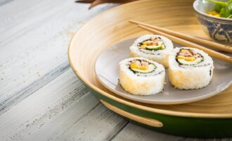 Ролл "Калифорния" с тунцом и кукурузой