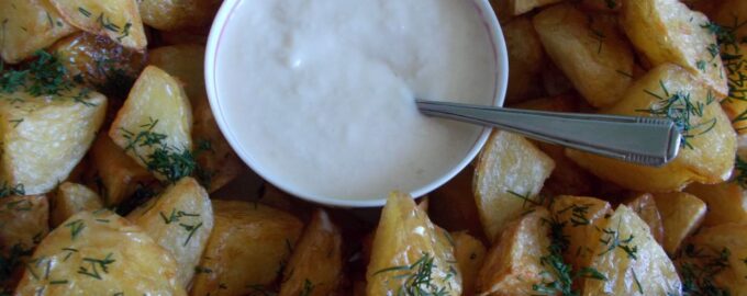 Картофельный гарнир с чесночным соусом
