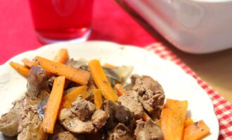 Печень, запеченная с луком и морковью