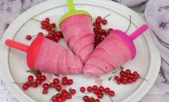 Мороженое из красной смородины и йогурта