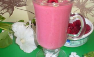 Малиновый коктейль с бананом и семечками