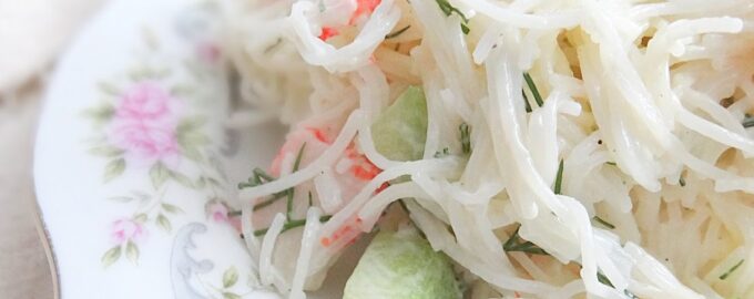 Крабовый салат с рисовой лапшой