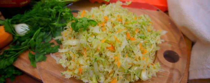Салат из капусты вкусный и легкий.