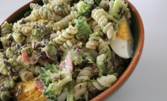 Салат из макарон с копченой колбасой