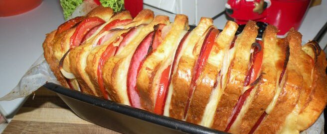 Запеченный хлеб с сыром и колбасой