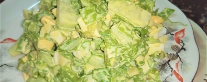 Зеленый весенний салат с зеленью и яйцом, салат на скорую руку