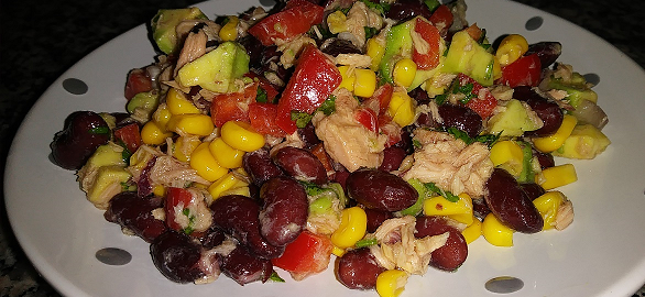 Мексиканский салат с фасолью и кукурузой