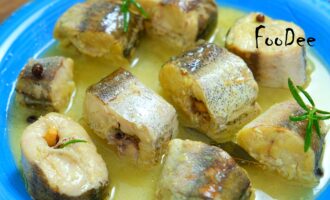 Нежный и вкусный минтай на сковороде с луком рыба тает во рту