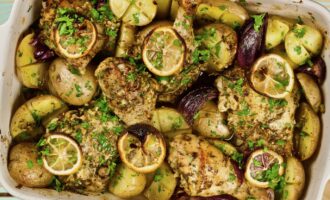 Курица с картошкой, лимоном и чесноком в духовке