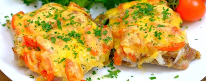 Свинина запеченная с помидорами и луком в духовке