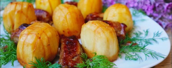 Картофель с ребрышками в духовке с соусом