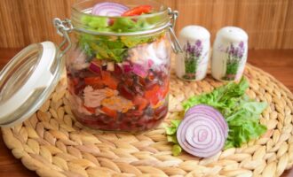 Салат из тунца с красной фасолью