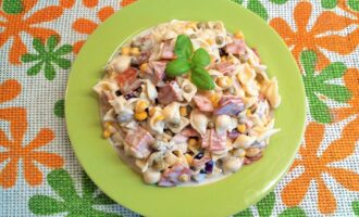 Салат из макарон с салями, кукурузой и горошком