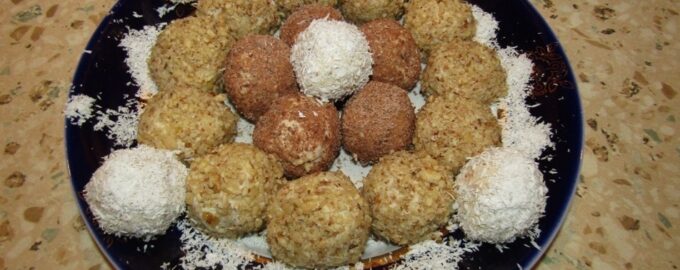 Творожные конфеты с печеньем и грецкими орехами