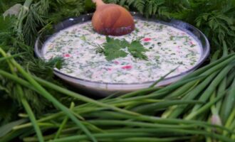 Классическая окрошка с пикантным вкусом